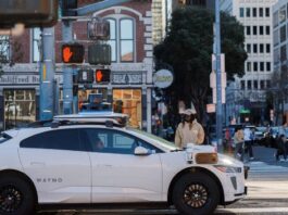 Waymo та Waze об’єдналися, щоб складати карти дорожніх вибоїн за допомогою даних безпілотників