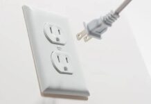 Чому заземлюючий контакт у вашій розетці справді рятує життя